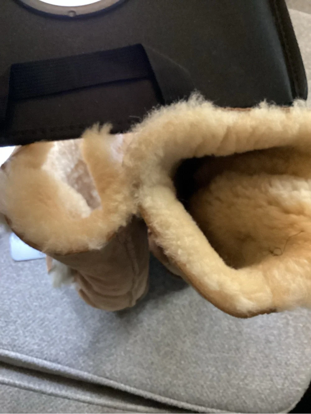 Bailey Button Triplet II in Chestnut by UGG sz 9